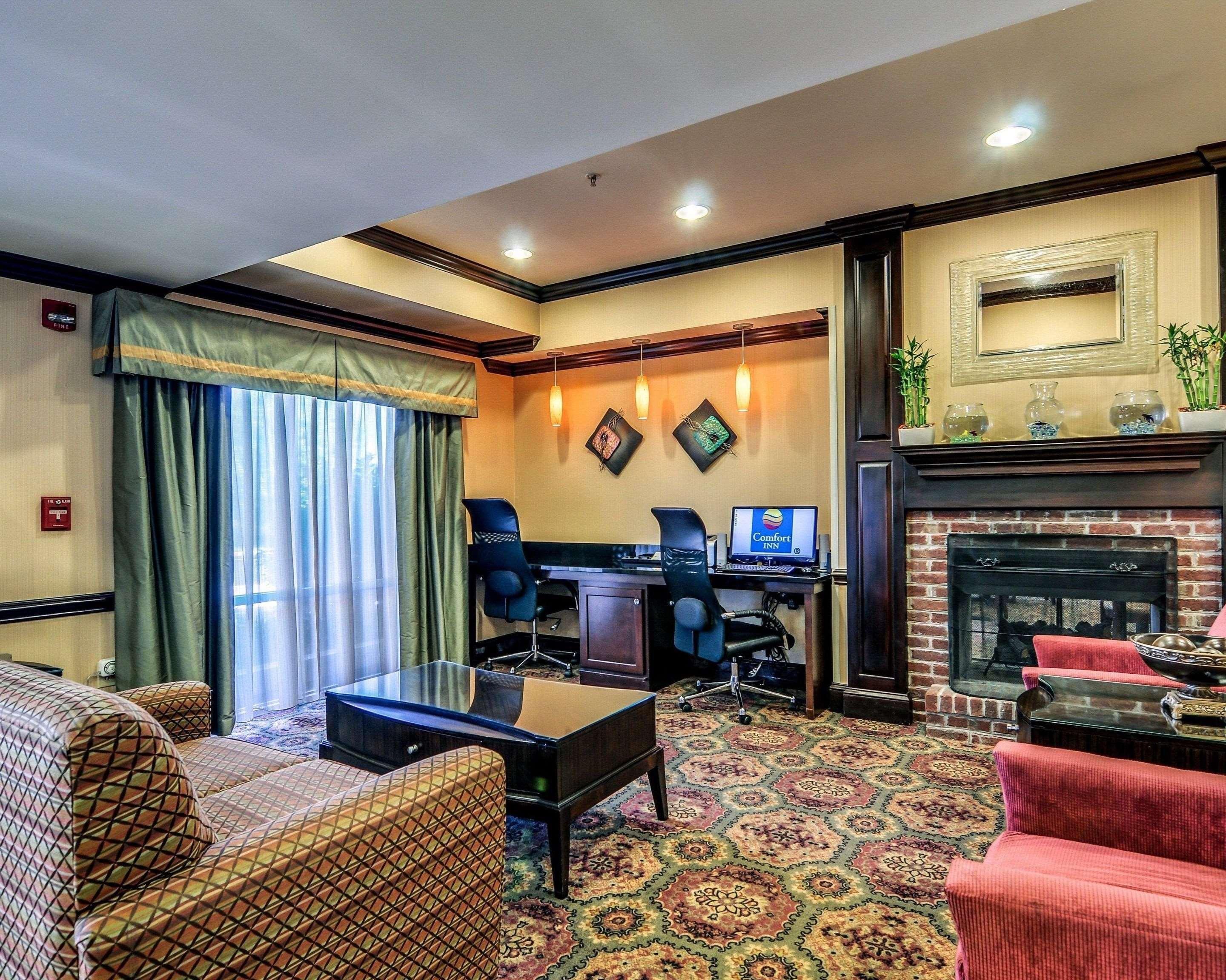 Comfort Inn & Suites Hillsville I-77 Buitenkant foto